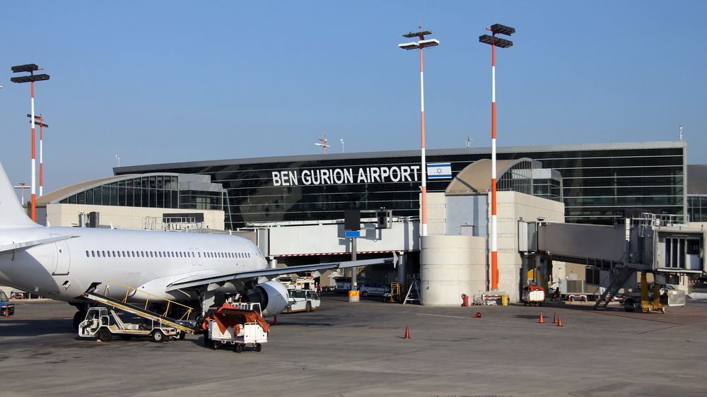 Rýpanec do ruských pilotů na letišti v Tel Avivu. Signalizovali jim ukrajinskou vlajkou
